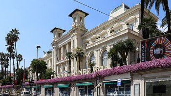 Le défilé fleuri est une des manifestations les plus importantes et représentative pour la ville Sanremo est certainement le Corso Fleuri, avec lequel la manifestation est désormais identifiée par la culture populaire. Sanremo est littéralement envahie par une vague de couleurs vives : sur les chars orné pour l'occasion par les différentes villes de la province d'Imperia et de Savone, défilent dans les rues de Sanremo les plus belles fleurs de la Riviera, disposées artistiquement à former de grandes et merveilleuses compositions floéares à thème. Des milliers de visiteurs accourus à Sanremo pour participer à la manifestation qui a consacré Sanremo comme une et authentique Cité des Fleurs. !