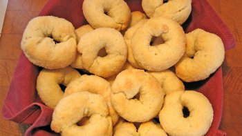 Ce genre de biscuits, très locavore avant l'heure, sont typiques du centre de l'Italie. Ils sont légers, sans beurre et sans œufs, ils sont croquants et raffinés.