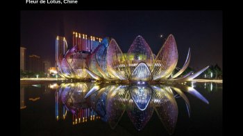 certaines architectures , peuvent nous sembler imposantes ,un peu lourdes,et ne retiennent pas trop notre attention ;,pourtant la nuit venue
le meme endroit  devient feerique ,,,