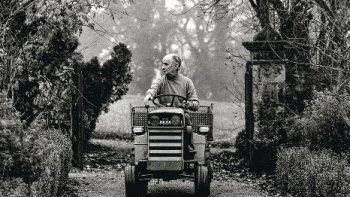 Un père fantasque, une passion pour les plantes....Les jardins secrets de Louis de Funès. De son enfance romanesque à son amour du jardinage, le génie comique cultivait bien des mystères. Son parc du Château de Clermont s'étendait sur 90 hectares, que Louis de Funès entretenait assidûment. Il en arpentait les allées en mini-tracteur, à l'affût du moindre défaut dans ses bosquets. !