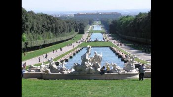 Le palais de Caserta, où nous verrons successivement le parc, l'escalier d'honneur
et les appartements.
Plus beau que Versailles ? Sous le soleil de l'Italie, peut-être...