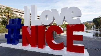 La cuisine Niçoise est une cuisine de transition entre la Provence et l'Italie. " Pissaladière " est l'adaptation du Niçois " Pissaladiéro " tarte à l'oignon avec de anchois et des olives noires. Que du bonheur !