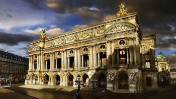L'opéra Garnier est situé à l'éxtrimitè de l'avenue de L'opéra prés de la station de
métro du même non dans le 9e arrondissement de paris  . L'opéra Garnier est
classé monument Historique depuis le 16 octobre 1923...