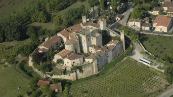 Aujourd'hui, nous visiterons deux villages, classés tous deux "plus beaux villages de France" : Fourcès, seule bastide à être circulaire, et Larressingle, petit village ceint d'un rempart de 270 mètres.