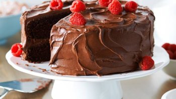 Au lieu d'une cerise sur le gâteau, mettez de la mayonnaise dans la pâte pour profiter d'un resultat super moelleux.