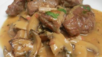 Le Guanciale ( Joues de porc ). Est une spécialité culinaire Italienne. Il s'agit d'un morceaux de viande non fumé, issue des Joues ou des Bajoues du porc. C'est un bonheur à manger. !!!!