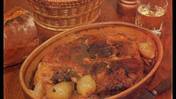 La Caghuse, ou simplement Rouelle, est un plat chaud, spécialité régionale de Picardie. Ce plat est originaire du Vermandois, l'époque de sa création est inconnue. On le cuisinait cependant dans toute la Picardie. C'est un plat consistant, généralement préparé durant les mois les plus froids. Il s'agit d'une rouelle de porc cuite au four ou en cocotte durant plusieurs heures, accompagnée d'oignons émincés, d'un mélange d'eau et de vinaigre ; certaines recette ajoute du vin blanc ou du cidre. Dans certaines variantes on remplace la rouelle par du jarret de porc ou l'on ajoute du jarret à la rouelle. - ( INGRÉDIENTS : 1 rouelle de porc (un morceaux bien épais situé au dessus du jarret) - 1 morceau de jarret sans os (400 gr.) - 14 oignons - 100 gr. de beurre - 2 cs d'huile - 15 cl. de vinaigre d'alcool - 15 cl. de cidre brut - 20 cl. de bouillon de bœuf - sel et poivre. ! ------ Sur la lancé, regardez la vidéo de Christopher Kaase , et il vous invite à danser le Tango " Qu'elle est belle ma Picardie "  Bonne journée à tous !