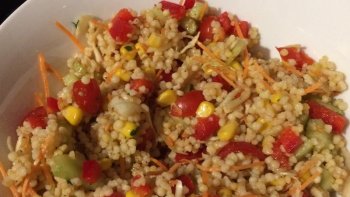 L'orge perlé est constitué de grains d'orges qui ont été tranformés. Il faut en effet retirer à l'orge son enveloppe externe fibreuse pour la rendre comestible.