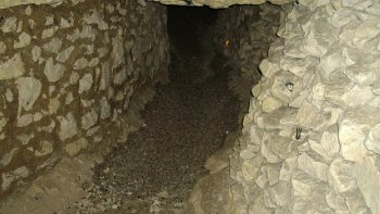 Les grottes est un réseau souterrain de plus de 2000 mètres, constituant l'un des plus caractéristiques exemple de Ville souterraine, situé au nord d'Amiens. 