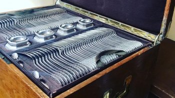 Accompagnons Mathéo Chanat, étudiant du Pôle de Gastronomie, à la rencontre Stéphane Guenaud, Second Argentier du Palais de l'Élysée. Au milieu de pièces uniques, ils nous parlent du patrimoine gastronomique français et de l'importance des arts de la table " à la française " !