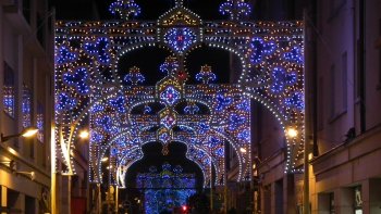 Montbéliard, Cité des Princes offre un cadre idéal pour mettre en valeur  les somptueuses lumières de noël.
Des dizaines de milliers d'ampoules illuminent la ville et le défilé de la lumière, avec des enfants musiciens célèbrent le jour de la Ste Lucie.