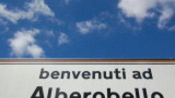 Les Trulli sont des construction rurale typique de la ( Murgie des Trulli ), plateau situé dans la région des Pouilles en Italie du Sud. Autre-fois il s'agissait, soit d'un habitat temporaire ou saisonnier dans les champs, soit un habitat permanent de petits paysans et d'ouvriers agricoles. On  rencontre des Trulli dans l'agglomération de la petite ville d'Alberobello dans la province de Bari.