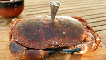 Le Crabe cuit au barbecue est une tecnique de cuisson qui viens du Madagascar. La chair de Crabe chaude, fondante et parfumée est un pur bonheur.