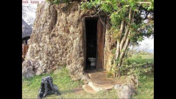 Tantôt insolites, tantôt humoristiques, parfois limites bon goût... parfois pratiques astucieusement .parfois  romantiques, .... mais toujours de première nécessité... car hélas ! nous ne  sommes pas encore corps glorieux !