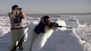 Les Inuits chassent pour vivre selon leur tradition dans un milieu rude. Louisette nous emmène pour une escapade chez eux !