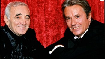" Pour Alain Delon" Charles Aznavour était«« le plus grand de la chanson
  Française"  & il considère par ailleurs' de son époque'
   «« tout le monde est mort: Aznavour' Bécaud' et Trenet. Ils ont tout fait... »