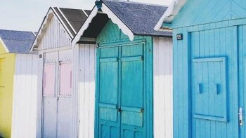 Après la côte d'Opale, descendons un peu plus pour découvrir celle dont ma
plage de premières vacances de petite fille est bien sûr ma préférée : LE
TREPORT...Nous ne manquons pas, sauf exception d'y passer la journée
chaque année pour une balade et ravitaillement de poisson frais sur les
quais du port, les étals de pécheurs faisant notre bonheur***************
