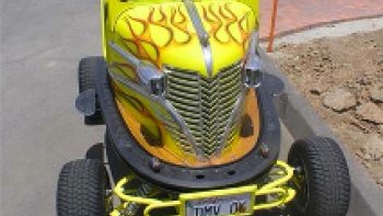        Celles de Coney Island et Rockaway Park des années 20
jusqu’aux années 50 marchaient avec l’électricité, avec
un poteau derrière touchant un plafond électrique.
 
 
Eh bien voici ce que l'on fait avec les vieilles
autos tamponneuses !
 
 Celles-ci sont SUPERBES !!  
 
 (regardez   leurs plaques d’immatriculation !)
 
