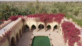 À Marrakech Jacques Majorelle peintre français né à Nancy  tomba amoureux de la ville et acheta un terrain de plusieurs hectares afin d'y construire sa maison et de créer un jardin impressionniste organisé autour de l'eau dont les couleurs prédominantes sont le vert et le bleu cobalt appelé «bleu majorelle».