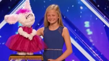 Cette jeune ventriloque laisse bouche bée le monde entier!
La valeur n'attend pas le nombre des années
 JOYEUSES FÊTES  Doris et CHARLOTTE

