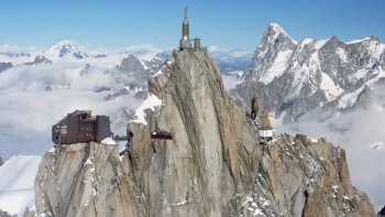 L'aiguille du midi se situe dans le massif du Mont Blanc. Culminant à 3842 m, elle est la plus haute aiguille de Chamonix.
Face au Mont Blanc ce site offre une vue majestueuse sur les principaux sommets de + de 4 000m.
Depuis 2013 une cage en verre permet de procurer la sensation du vide aux visiteurs. Elle est effective depuis 2015.
