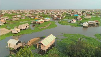 *Vivre à l'extrème !: Golfe du BENIN  (partie du golfe de GUINEE, comprenant la côte  du DAHOMEY et de la NIGERIA occidentale)
*PEROU, désert côtier, hautes terres andines,les sommets y dépassent 6000 m, la zone amazonienne.
Contrastes sur notre belle terre.

