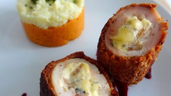 Un plat savoureux. La panure au pain d'épices est vraiment délicieuse et se marie parfaitement avec la fourme. La réduction de vin au miel rajoute un peu d'amertume à l'ensemble sucrè.