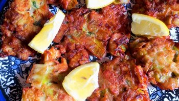 Ces beignets de poireaux sont parfaits comme hors-d'oeuvre.  Sont  délicieux  servis avec des quartiers de citrons.