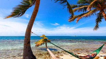 CAPITALE DU HONDURAS BRITANNIQUE, SUR LA MER DES CARAIBES, 22 000 H. LOVÉ EN AMERIQUE CENTRALE , ENTRE LE MEXIQUE, LE GUATEMALA (FACE A LA MER DES ANTILLES...)