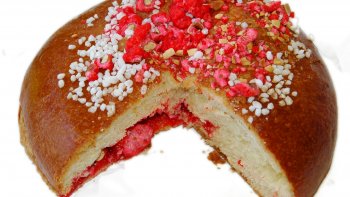 La Brioche de Saint génix est une brioche garnie de pralines rouges. Voici la recette de notre chef ordissinaute Minou.