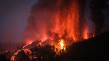 On évite LA PALMA et le MONT CUMBRE -VIEJA entré en éruption ( vue de Los
LLanos-de-Aridane: 19.9.2021. Mais on peut continuer le voyage sur les autres ILES***************************************************************

