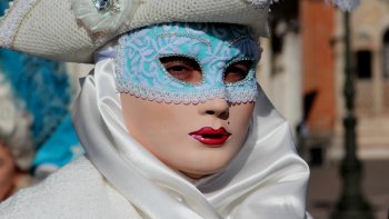 Pourquoi les gens du carnaval portent t'ils un masque ???..........

Pourqu'on puisse les reconnaître.........
