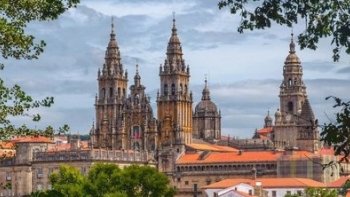 Qui est vraiment Saint Jacques de Compostelle ?

Saint-Jacques est aussi honoré sous les noms de Jacques, fils de Zébédée, Jacques le Majeur, et Santiago, en Espagne. Dans la tradition populaire, il était un disciple et un apôtre très proche de Jésus. Il aurait été l’un des rares témoins de la démonstration du caractère divin du Christ.

La légende est née autour de cette figure particulièrement importante dans la religion chrétienne. Il aurait été envoyé en Occident, dont en Espagne, pour répandre la parole sacrée.