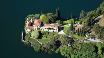 "Accompagnée d'un morceau de musique "romantique.... surprenant et fascinant....