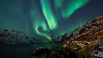 La NORVEGE, partie occidentale  bordée par l'océan Atlantique  à l'OUEST, par la SUEDE à l'EST, est une région de hautes terres et forêts, le CAP NORD parait inaccessible, mais l'océan glacial arctique n'est + une illusion à ce jour. Un voyage... pas au soleil... mais au froid nordique. Il faut bien se couvrir !