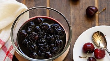Pour 1 ou 2 pots de 600 gr.  Déguster sur un yaourt, un gâteau au chocolat par exemple, une glace à la vanille ou un sorbet au chocolat.