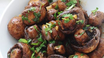 Une délicieuse recette, facile,et rapide: soit en entrée ou plat d'accompagnement de viande. Si vous les servez en plat d'accompagnement, doubler la quantité ( 1 kg. pour 4 personnes )