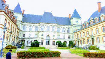 La Cité internationale universitaire de Paris est une fondation de droit privé, regroupant un ensemble de résidences universitaires.