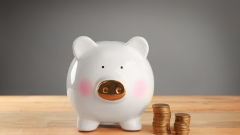 Obtenir un crédit quand on a plus de 60 ans ou 70 ans peut s'avérer parfois difficile. Les banques prennent des précautions supplémentaires quand nous sommes à la retraite. Nous vous livrons nos astuces.