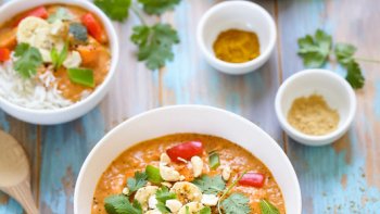 Cést un plat crèmeux, épicé, doux, fondant grâce à la banane et le croustillant des noix de cajou.