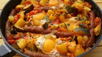 Chef lucciolo mijote une succulente recette La Chakchouka Merguez et Œuf 