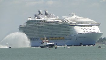   L'HARMONY OF THE SEAS EST LE PLUS GRAND PAQUEBOT DU MONDE.
IL EST PARTIT LE 15 MAI DE SAINT-NAZAIRE Où IL EST NÉ.
UNE PETITE VISITE S'IMPOSE. 