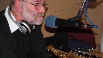 Ici Radio Montréal ...
L'un fera le chien et l'autre l'oiseau 
Vous pouvez aussi prendre quelqu'un pour  faire les " Claps "
Dès la 2 ème erreur on recommence.
Bien entendu , écoutez le morceau 1 ou 2 fois avant de jouer !
Amusez vous bien !
( Si à partir de demain vous vous prenez pour un oiseau ou un chien, ne consultez pas un Psy vous n'êtes " possédé " que par moi ! )