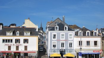 Parmi les iles de BRETAGNE, toutes sont différentes, avec leur attrait, leur charme, et, pour BELLE - ILE la bien nommée, prenons le bateau à QUIBERON, et, après une traversée d'une cinquantaine de minutes, faisons une balade sur celle jolie îles.