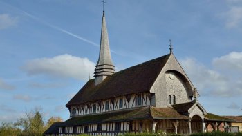 Dans la région des lacs de Champagne se rencontre un  groupement d'offices religieux unique en France. Dix églises et une chapelle édifiées entièrement en pans de bois entre le XVè et XVIIIè siècle.