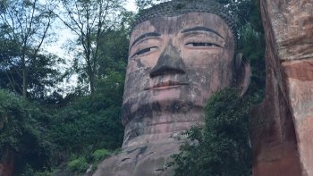 Une statue énigmatique, dissimulée dans une falaise... Cette statue représente un Bouddha géant qui mesure 71 mètres de haut, et 28 mètres de large aux épaules!