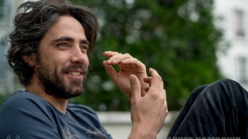 "Je te laisserai des mots,comme des pétales déposés au seuil du cœur,des
 murmures d'éternité....
_   Dans le silence des images, quelques mots déposés. comme une caresse
        invisible, qui fait battre le cœur plus fort..._