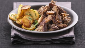 L' effilochée de Lièvre est une déclinaison allégée du "Lièvre à la Royale " . Au bout de 2 heures, 10, la viande est retirée afin d'être effilochée en dégageant tous les os.