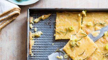 La farinata est un plat typique de toute la Ligurie, cette recette  traditionnelle est sans gluten et vegan.