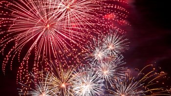 L'été c'est la saison parfaite pour observer les feux d'artifice. Voici la première vidéo tournée le 26 juillet par notre ordissinaute Poupette. Prenez le temps, installez-vous confortablement et appréciez.